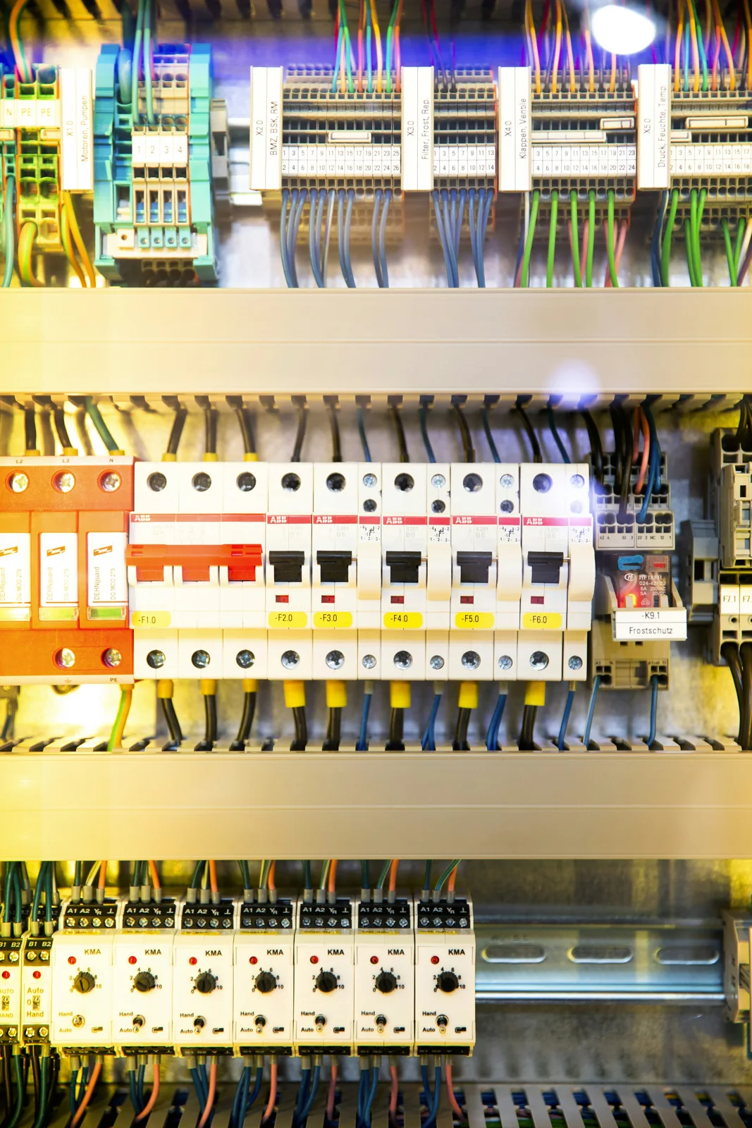 Painel elétrico industrial com disjuntores, bornes e cabeamento organizado