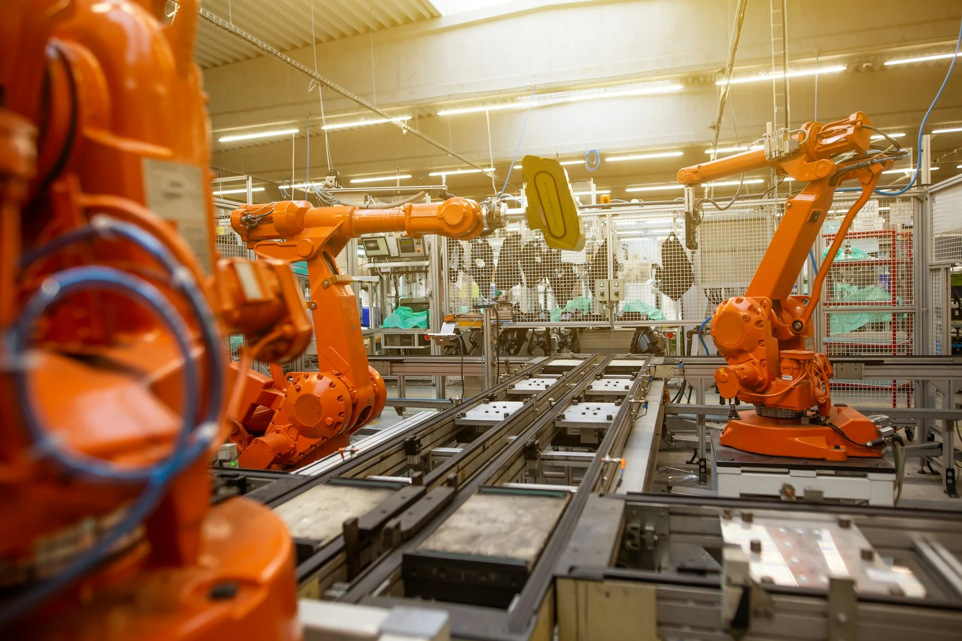 Equipamentos automatizados em uma linha de produção industrial